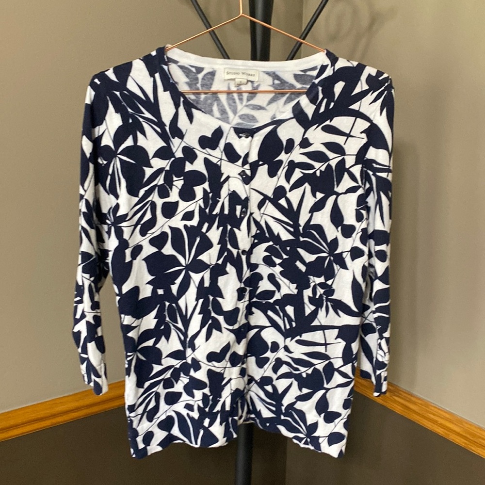 Studio works navy & white floral 3/4 sleeve cardigan sweater size Small
